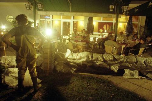 floods_of_danube-budapest-2002-en-006-500x333