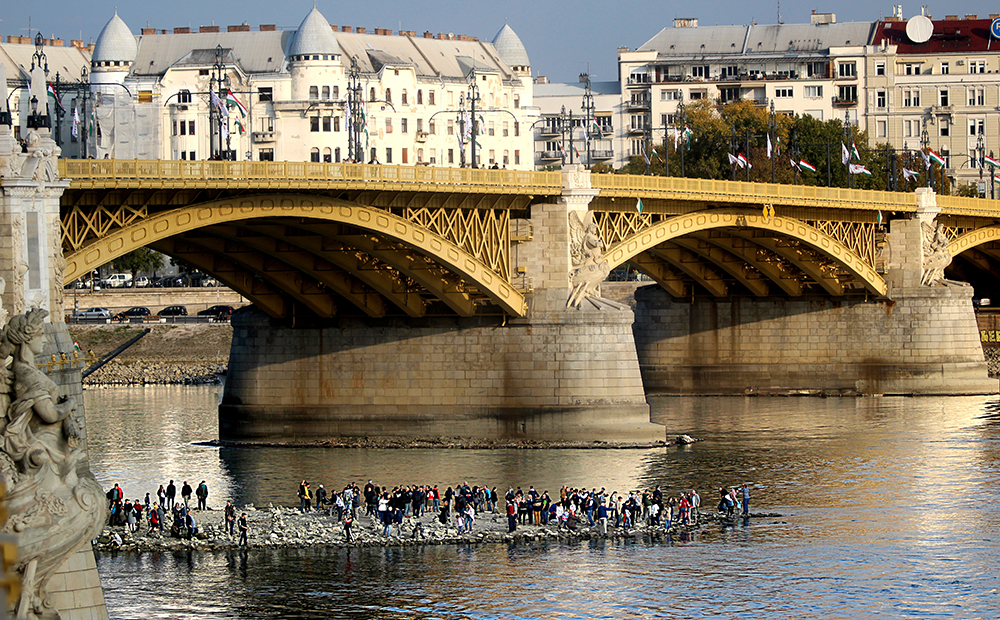 Extreme low water levels on Danube morphoto