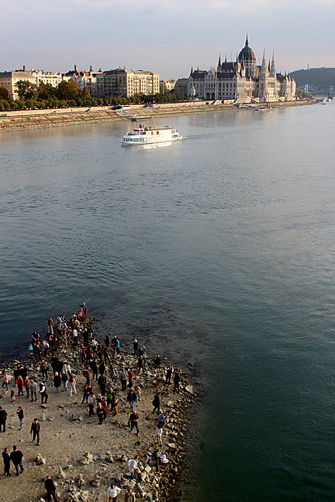 Extreme low water levels on Danube morphoto